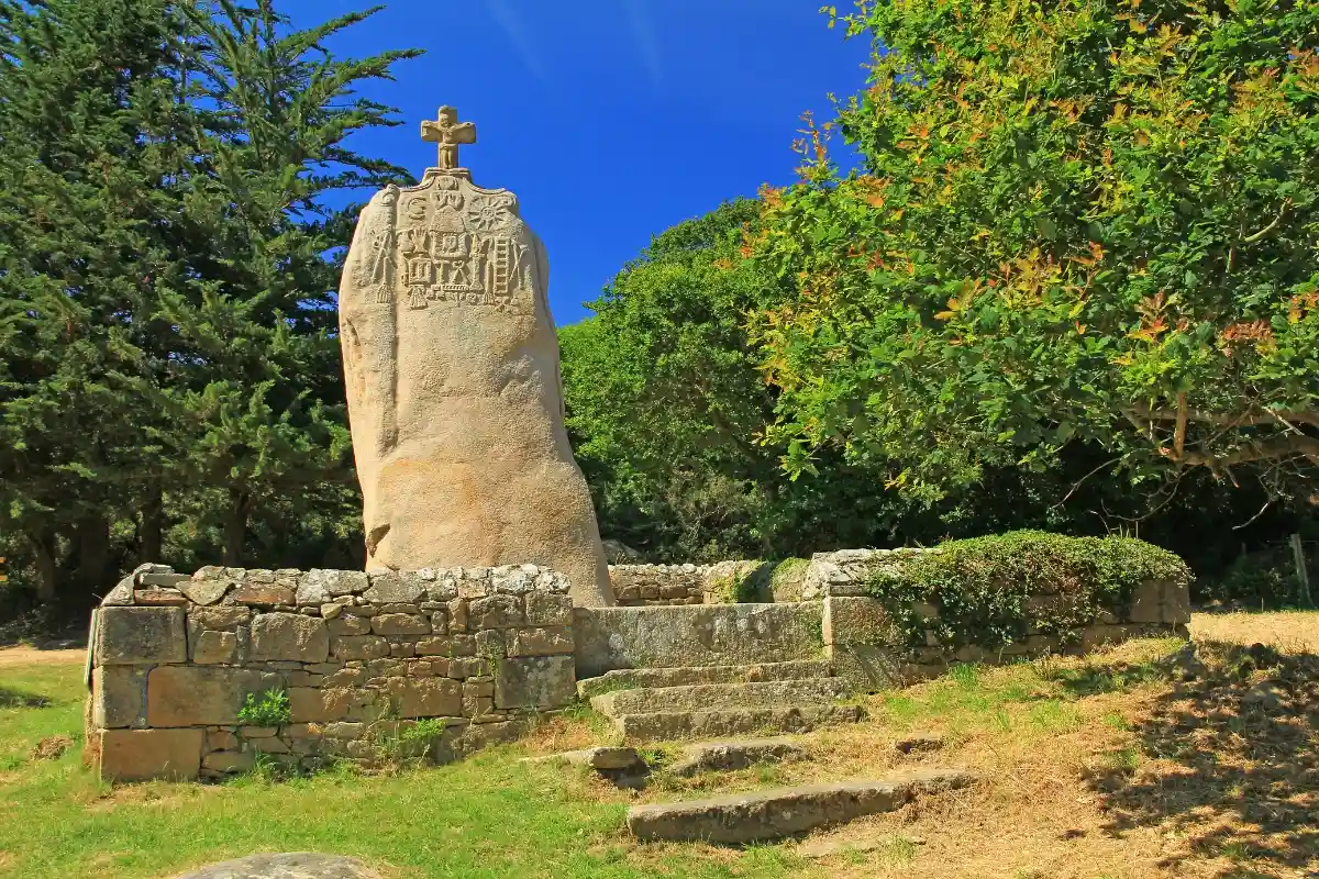 menhir saint uzek camping paimpol